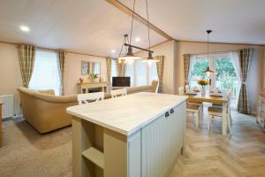 Barmby on the MoorにあるFoxglove Lodge with Hot Tubのテーブルと椅子のあるキッチンとダイニングルーム