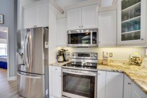 Køkken eller tekøkken på Pet Friend Home with Heated Pool + 42 billeder