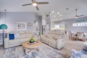 Et opholdsområde på Pet Friend Home with Heated Pool