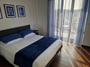 Un dormitorio con una cama y una ventana grande. en Beki's apartment, en Alba