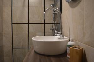 Ένα μπάνιο στο Ferhadija Old Town Apartments +32 φωτογραφίες