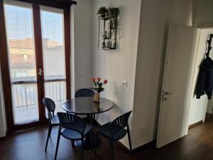 Un comedor con mesa y sillas y una ventana. en Beki's apartment, en Alba