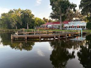 ein Dock auf einem Wasserkörper neben einem Gebäude in der Unterkunft Porky's Lodge, Bar & Grill in Georgetown + 4 Fotos