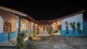 une cour d'une maison la nuit dans l'établissement Azular Ubatuba - Eco Vila, Casas, Bangalôs, Yoga & Surf Inn, à Ubatuba