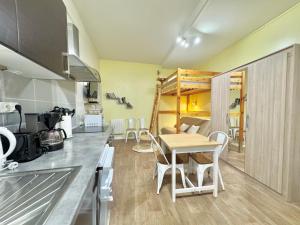 a kitchen and dining room with a table and chairs at Studio le Desman des Neiges - Hyper centre - Proche thermes et télécabine in Cauterets