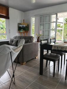 a living room with a couch and a table at Encantador refugio enclavado en las montañas in Guadual