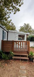 a deck with a tent on top of a house at MOBIL HOME tout confort in Talmont