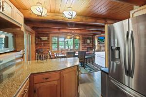 Kuchyň nebo kuchyňský kout v ubytování Total Seclusion - Fishing, Snowmobiling, XC Skiing + 14 fotografií