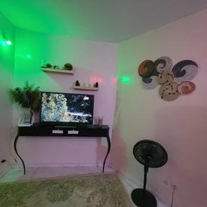 TV/trung tâm giải trí tại Khady +2 ảnh