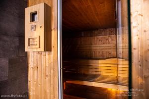 un sauna avec un panneau sur le côté dans l'établissement Waterline Apartments Deluxe Class, Family Place Kołobrzeg, à Kołobrzeg