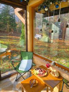 a room with a table and chairs and a window at Šumska bajka in Bajina Bašta