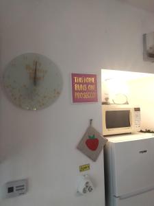 eine Mikrowelle und ein Schild auf einem Kühlschrank in der Unterkunft Maison 29 in Braşov