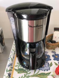 a coffee maker sitting on top of a counter at Escapade Au Soleil in Gréasque