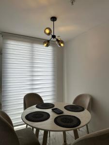 O zonă de relaxare la Modern Loft with Sea View +13 fotografii