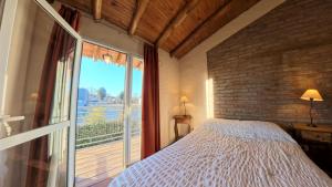 Un dormitorio con una cama y una ventana grande en Diaz Felices, en San Rafael 5 fotos más