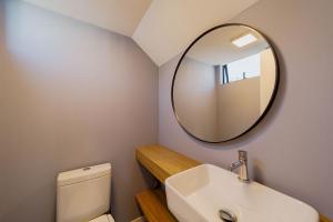 ジョインヴィレにあるWi-Fi Rápido Piscina Conforto Localização HIG807の洗面台と鏡のあるバスルーム +10枚の写真