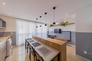 Η κουζίνα ή μικρή κουζίνα στο Wi-Fi Rápido Piscina Conforto Localização HIG807