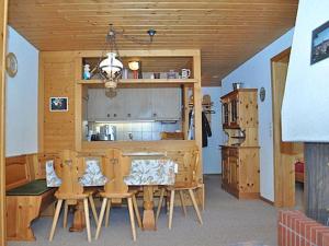 a kitchen with a table and chairs in a room at Rottal 4 Bett Wohnung in Mürren