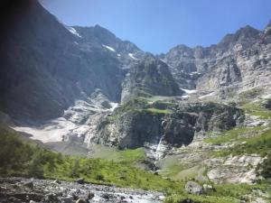 a mountain valley with a river in the middle at Rottal 4 Bett Wohnung in Mürren