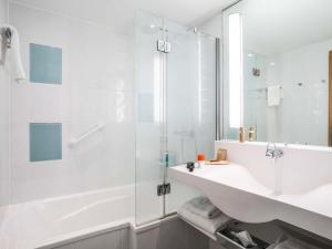 Koupelna v ubytování Novotel Glasgow Centre + 98 fotografií