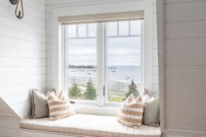 a window seat with a view of the ocean at Atlantic Pearl - Luxurious Ocean Front Experience 