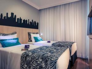 a hotel room with two beds in a room at Mercure Sao Paulo Pinheiros in Sao Paulo +158 photos