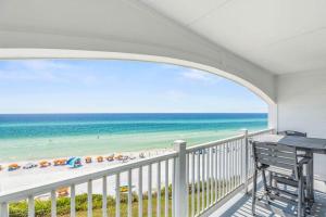 einen Balkon mit Blick auf den Strand in der Unterkunft Blue Tide 6B in Inlet Beach