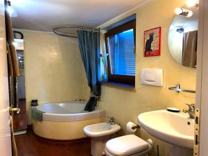 Koupelna v ubytování Urban Chalet with Terrace