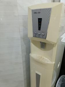 une machine dans une pièce avec des toilettes dans l'établissement 主人房玻璃市港口, à Kuala Perlis