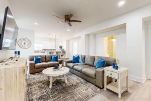 een woonkamer met een bank en een tafel bij Bahia Beauty - Master House in Navarre