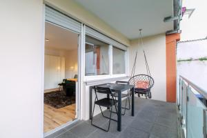 einen kleinen Balkon mit einem Tisch und Stühlen auf einer Terrasse in der Unterkunft Oldtown in Trier