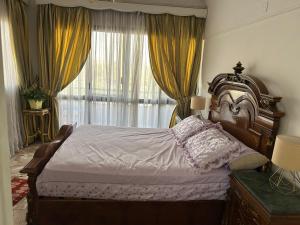 une chambre avec un grand lit et une fenêtre dans l'établissement amazing Nile view fully furnished apartment, au Caire