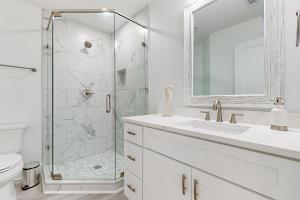 een witte badkamer met douche en wastafel bij Bahia Beauty - Master House in Navarre +40 foto's