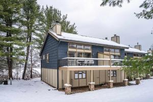 Updated 3BR Townhome Across From Holiday Valley v zimě