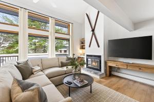 TV a/nebo společenská místnost v ubytování Updated 3BR Townhome Across From Holiday Valley