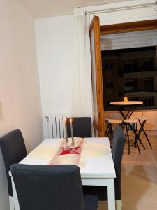 une table blanche avec une bougie en haut dans l'établissement stelle, à Villa Rosa