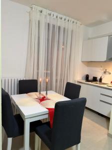 une table blanche avec deux bougies dessus dans une cuisine dans l'établissement stelle, à Villa Rosa