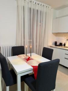 d'une table à manger avec deux bougies. dans l'établissement stelle, à Villa Rosa