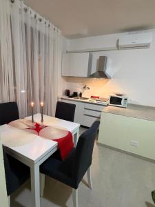 une cuisine et une salle à manger avec une table et des chaises dans l'établissement stelle, à Villa Rosa