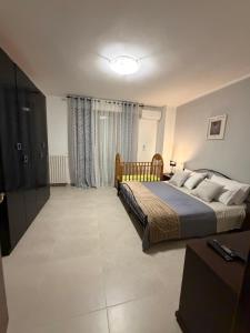 une chambre avec un grand lit et une fenêtre dans l'établissement stelle, à Villa Rosa 17 autres photos