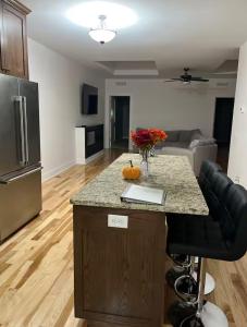 eine Küche mit einer Insel mit einer Arbeitsplatte in der Unterkunft The Skylight Retreat - Private 3BR Home in Saint Paul in Saint Paul