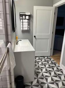 Fotografie z fotogalerie ubytování New 3BR Cozy Rooftop Retreat - Skylight & Private Deck v destinaci Saint Paul