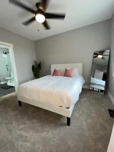 Postel nebo postele na pokoji v ubytování New 3BR Cozy Rooftop Retreat - Skylight & Private Deck