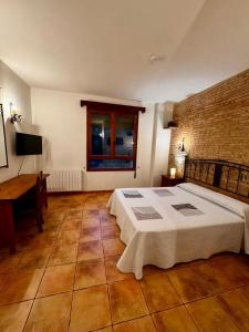 Μια τηλεόραση ή/και κέντρο ψυχαγωγίας στο Hostal Todolella