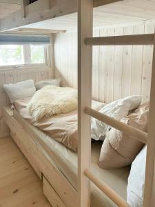ein Schlafzimmer mit zwei Etagenbetten und einem Fenster in der Unterkunft Cabin With Views In Langsua National Park in Heggenes