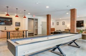 een pooltafel in het midden van een woonkamer bij Purple Palace - Downtown STL Studio in Saint Louis +6 foto's