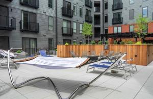 een patio met stoelen en een hangmat op een binnenplaats bij Purple Palace - Downtown STL Studio in Saint Louis