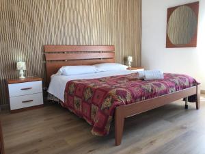 1 dormitorio con 1 cama, 2 mesitas de noche y 1 cama sidx sidx sidx sidx en Nichi & Matti Iemmolo's Guest House, en Campofelice di Roccella