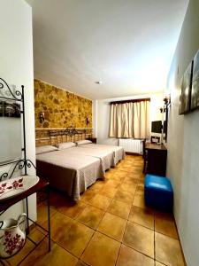 Ένα ή περισσότερα κρεβάτια σε δωμάτιο στο Hostal Todolella +44 φωτογραφίες