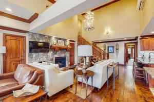 ein Wohnzimmer mit Sofas und einem Steinkamin in der Unterkunft Lion Square Lodge East 313 in Vail